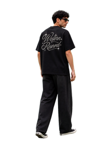 Wester Reserved Rhinestone Back Tee — Siyah — manken görünümü