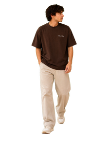 Wester Reserved Essential Tee — Kahve — manken görünümü